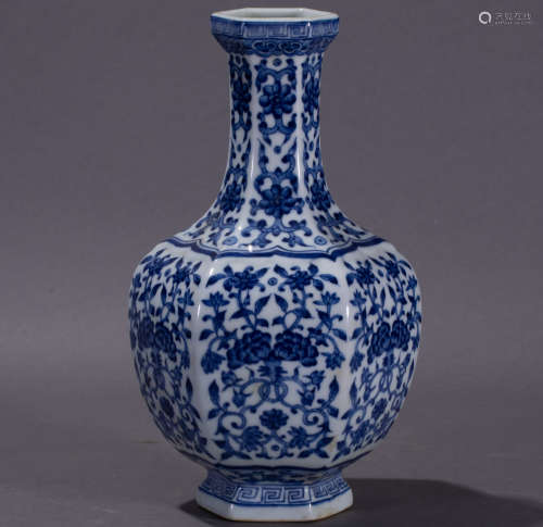 ancient Chinese blue and white porcelain bottle中國古代青花瓷瓶
