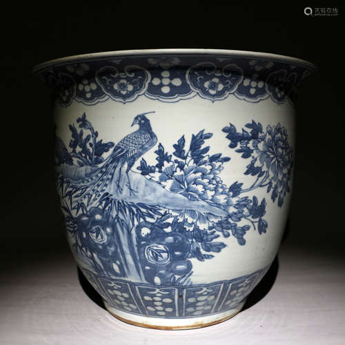 青花花卉凤纹饰花盆 Flower pot decorated with blue and white flowers and phoenix patterns