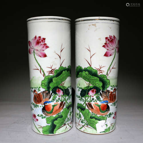 粉彩花卉纹饰帽筒一对 A pair of caps decorated with pink flowers