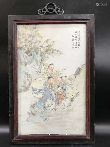 浅降彩人物山水纹饰瓷板 Porcelain plate decorated with landscape patterns