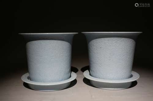 天蓝釉暗刻花卉花盆一对 A pair of dark carved flower pots with sky blue glaze