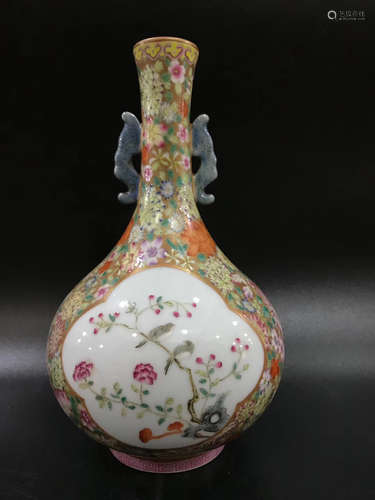 粉彩开光花卉花鸟纹饰瓶 Pastel vase with flower and bird patterns