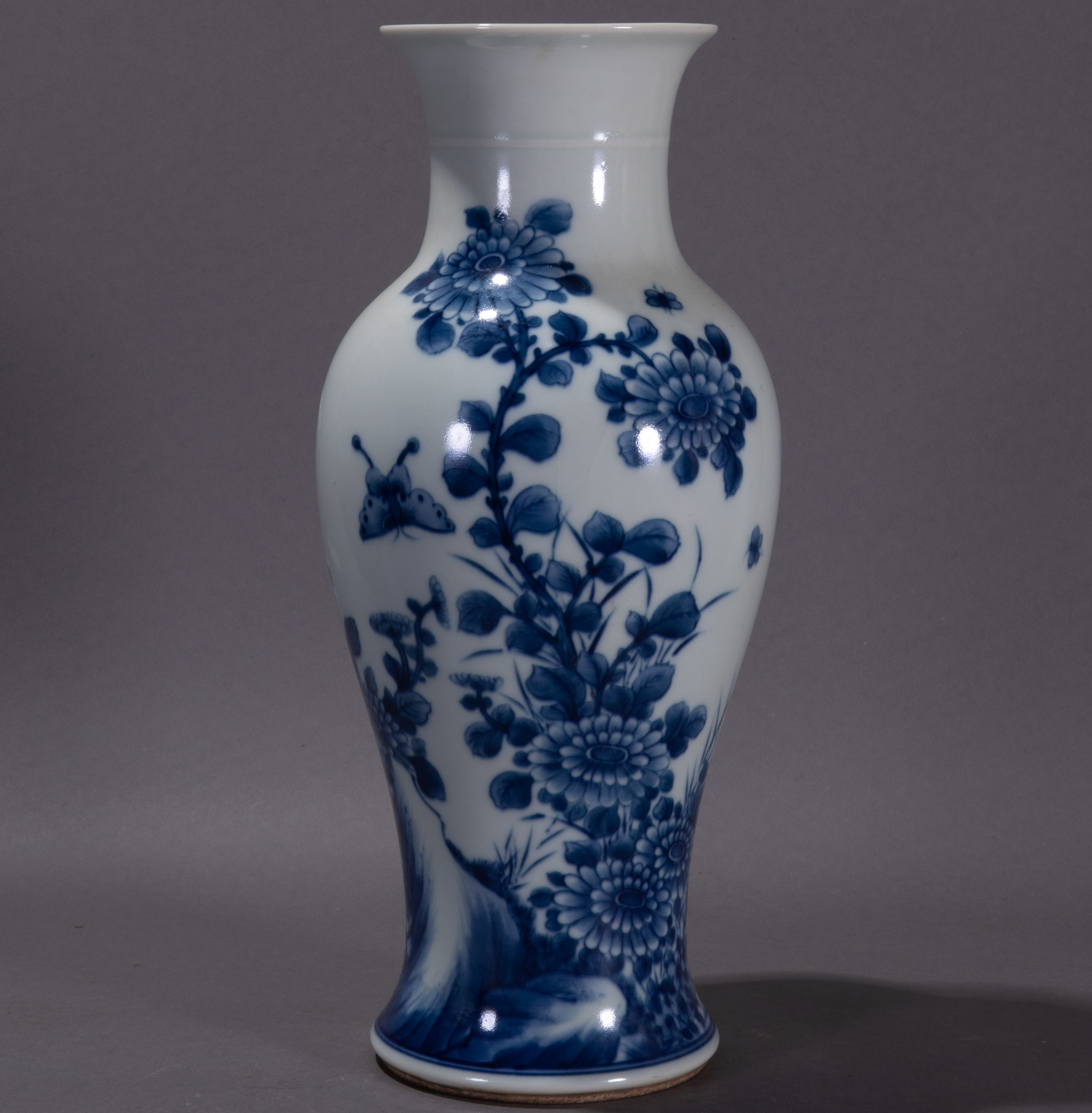 ancient chinese blue and white porcelain vase中国古代青花瓷花瓶
