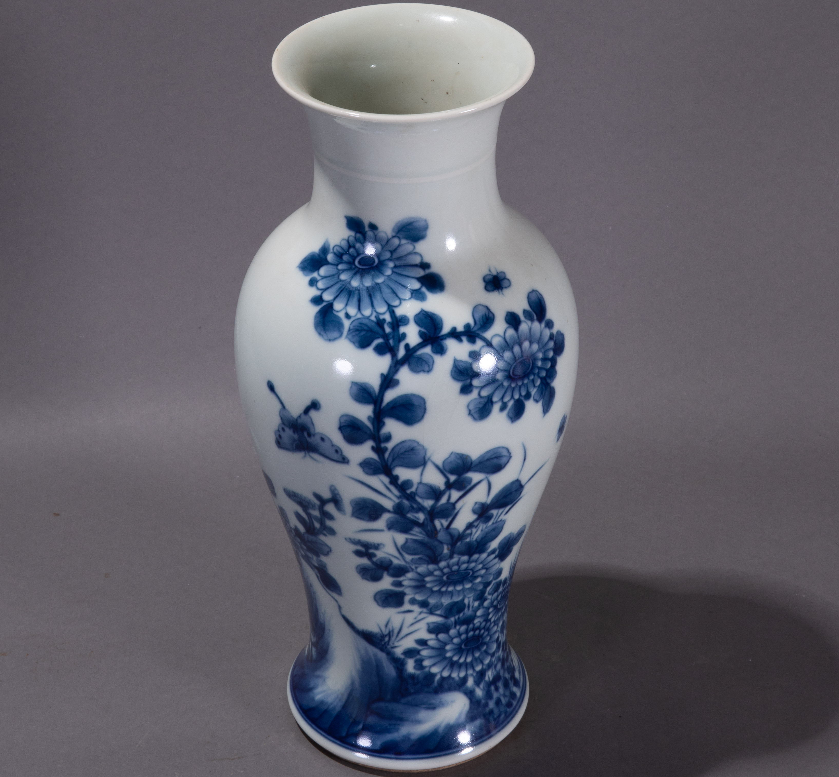 ancient chinese blue and white porcelain vase中国古代青花瓷花瓶