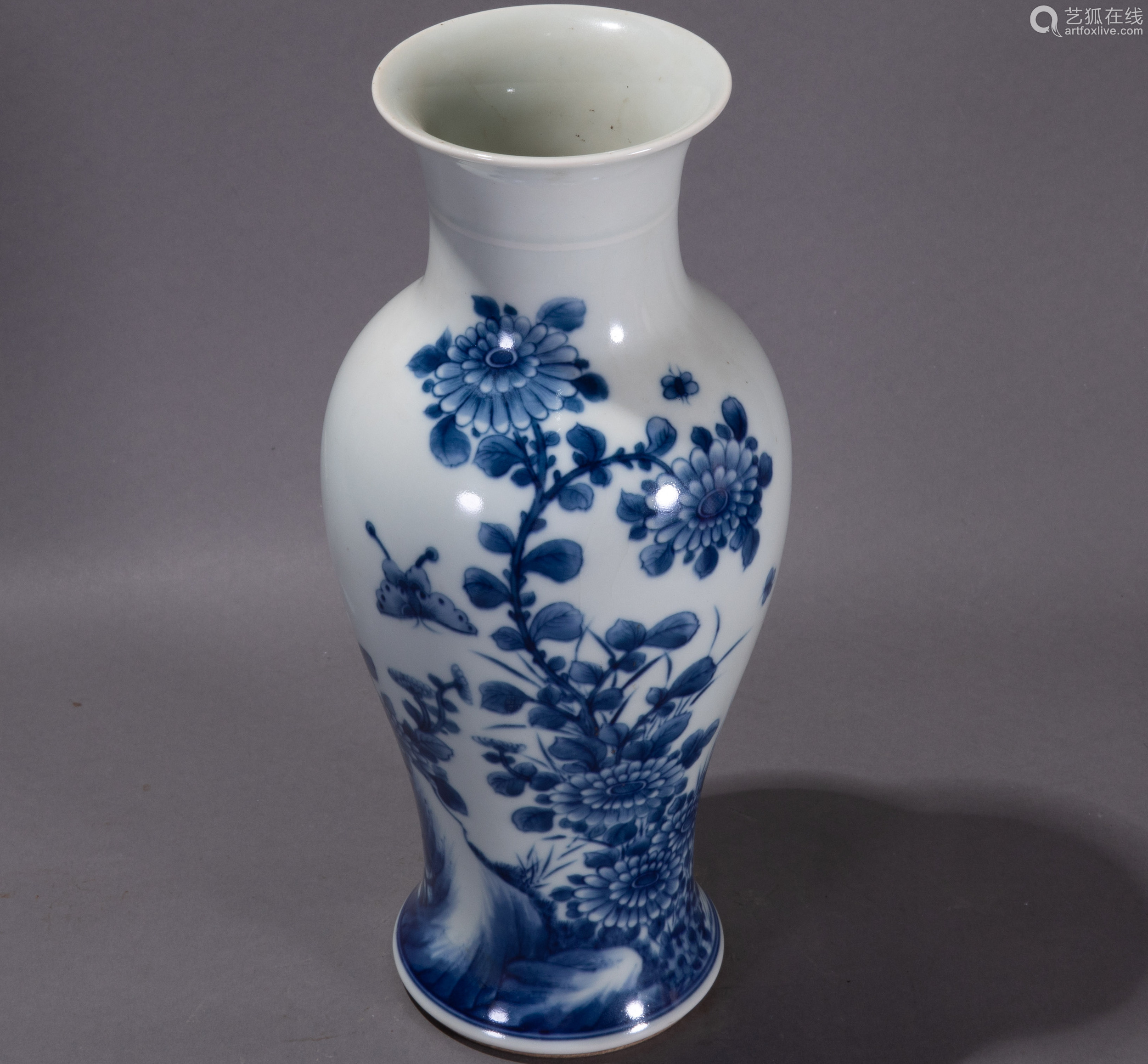 ancient chinese blue and white porcelain vase中国古代青花瓷花瓶