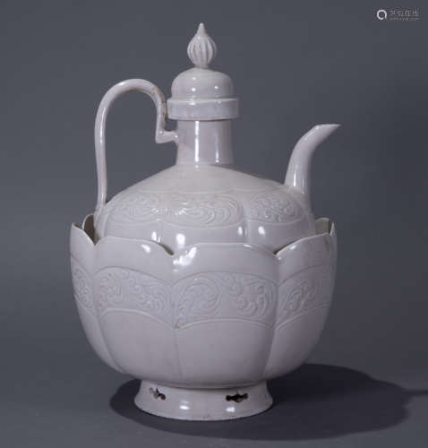 White glaze water injection pot in ancient Chinese Ding kiln中國古代定窯白釉水注壺