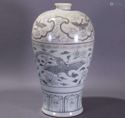 Ancient Chinese blue and white porcelain plum bottle中國古代青花瓷梅瓶