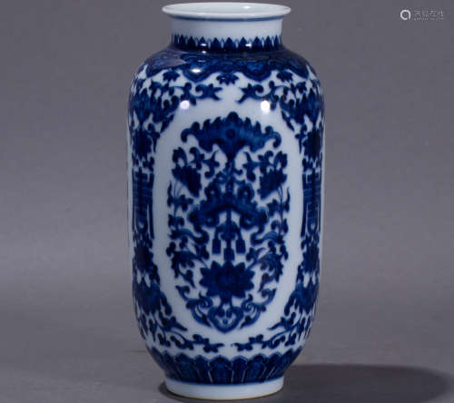 ancient Chinese blue and white porcelain bottle中國古代青花瓷棒槌瓶