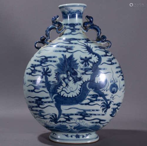 ancient Chinese blue and white porcelain bottle with dragon pattern中國古代青花瓷龍紋抱月瓶