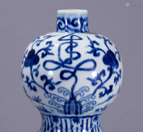 ancient Chinese blue and white porcelain gourd bottle中國古代青花瓷葫蘆瓶