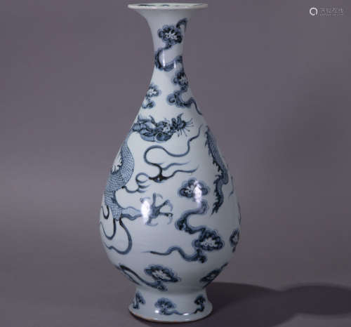 ancient Chinese blue and white vase with dragon pattern中國古代青花龍紋玉壺春