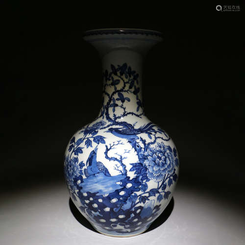 青花花鸟纹饰赏瓶 Blue and white flower and bird decoration vase