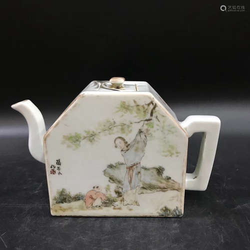 浅降彩人物花卉纹饰茶壶 Tea pot decorated with flowers