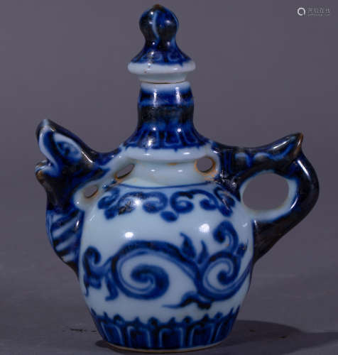 Ancient Chinese blue and white pot中國古代青花小壺