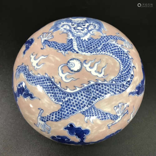 粉地龙纹捧盒 Pink dragon pattern holding box