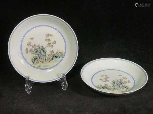 粉彩花卉盘一对 A pair of pink flower plates