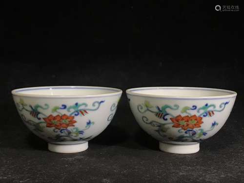 青花豆彩小碗一对 A pair of small bowls with blue and white bean color