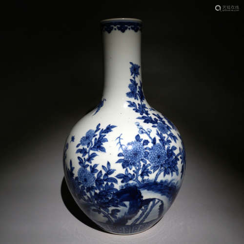 青花花卉花鸟大球瓶 Blue and white flower and bird vase
