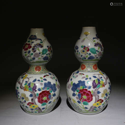 粉彩花卉葫芦瓶一对 A pair of pink flower gourd bottles