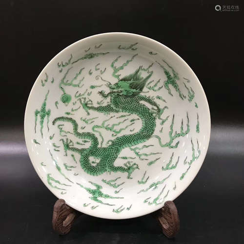 豆彩龙纹盘 Bean color dragon pattern plate