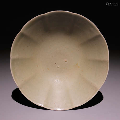 越窑花口碗 Yueyao huakou bowl