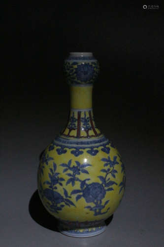 黄地青花花卉蒜头瓶 Yellow earth blue flower garlic bottle