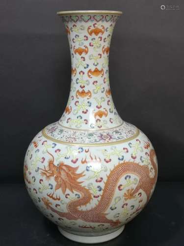 粉彩百蝠龙纹饰观赏瓶 Ornamental bottle decorated with a hundred bats and Dragons pattern