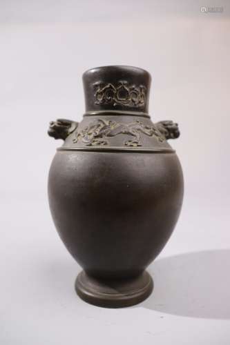 铜制双耳刻花贯耳瓶 Copper vase with two ears and engraved pattern
