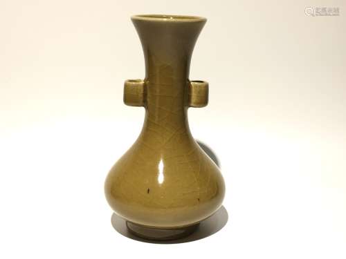 龙泉窑黄地双耳瓶 Huangdi double ear bottle of Longquan kiln