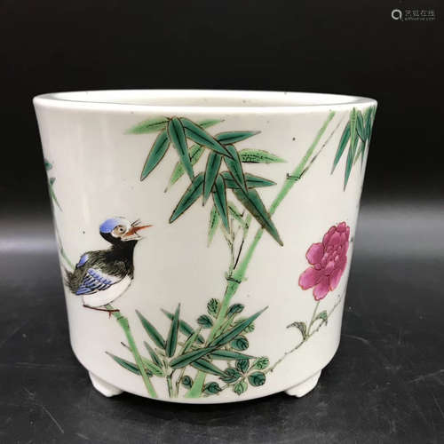 粉彩花卉花鸟纹饰花盆 Flower pot decorated with pink flowers, flowers and birds