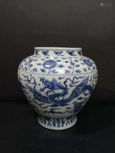 青花龙纹花卉罐 Blue and white dragon flower pot