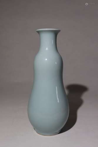 天蓝釉葫芦瓶 Sky blue glaze gourd bottle