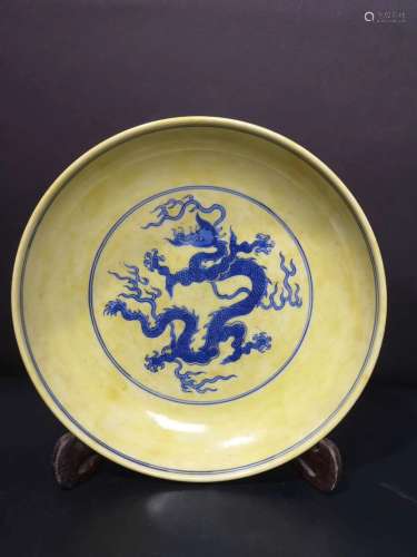 黄地龙纹盘 Huangdi dragon pattern plate