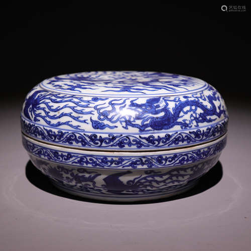 青花龙纹捧盒 Blue and white dragon pattern holding box