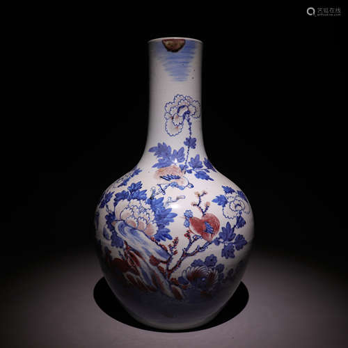 青花釉里红花卉纹饰赏瓶 Blue and white vase decorated with red flowers in glaze