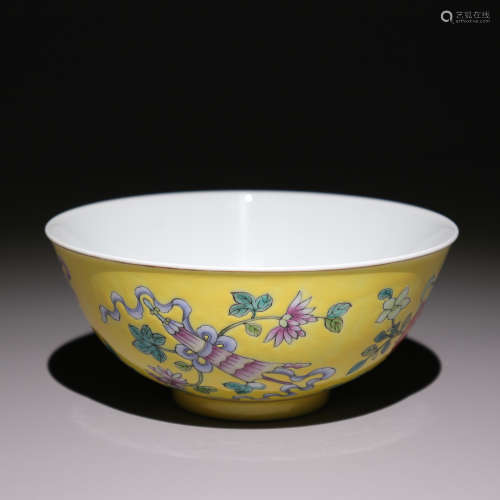 粉彩黄地花卉碗 Pink yellow flower bowl