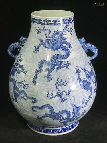 青花九龙海水纹如意耳福桶尊 Blue and white, Kowloon, sea water pattern, Ruyi earful, bucket Buddha