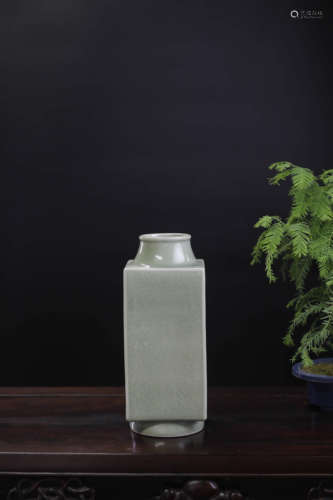 豆青釉琮士瓶 Bean green glaze Cong Shi vase