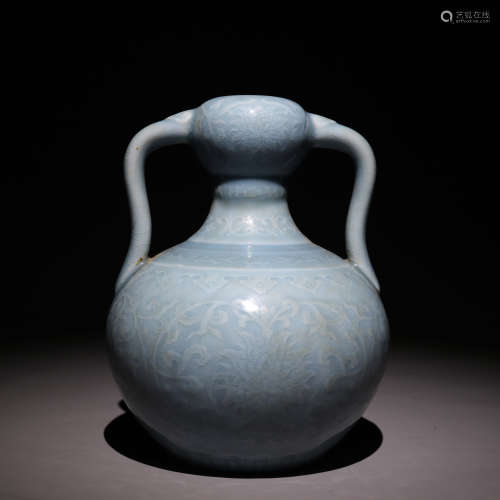 天蓝釉暗刻花卉抱月瓶 Sky blue glaze dark carved flower vase