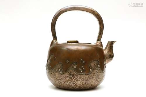 银质提梁壶一把 A silver beam jug