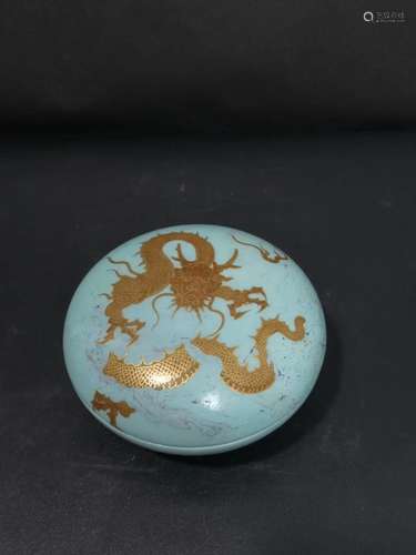 天蓝釉龙纹捧盒 Sky blue glaze dragon pattern holding box