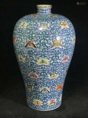 斗彩缠枝莲佰碟图梅瓶 A plum vase with a hundred dishes and lotus branches