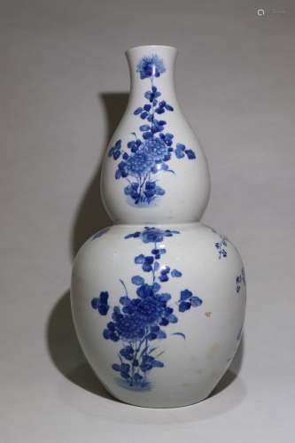 青花花卉葫芦瓶 Blue and white flower bottle with gourd