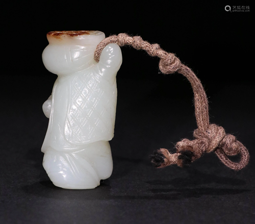 A CHINESE VINTAGE WHITE JADE PE…