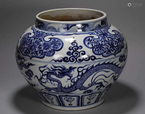 A LARGE BLUE AND WHITE PORCELAIN JAR