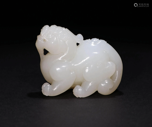 A CHINESE VINTAGE WHITE JADE ITEM