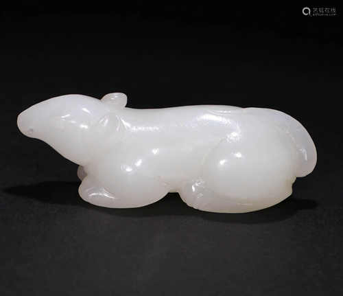 A CHINESE VINTAGE WHITE JADE ITEM