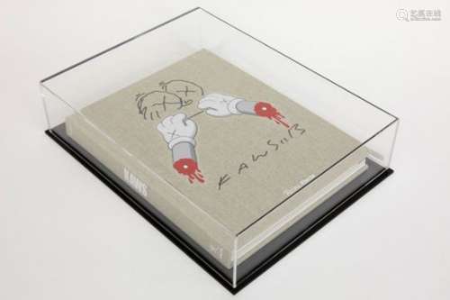 KAWS (° 1974) origineel graffiti werk (schets) en gesigneerd boek (29 x 22,5 cm) met [...]