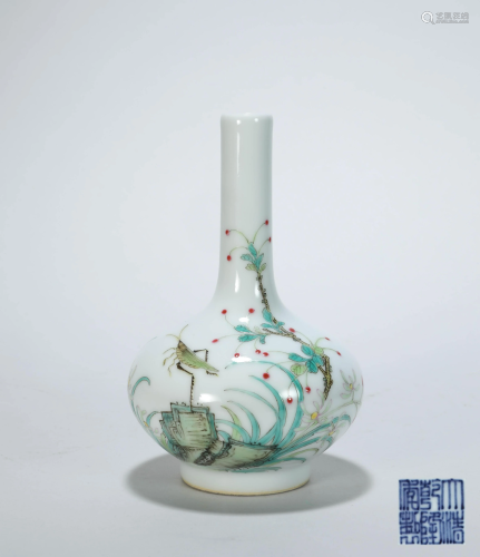 A CHINESE VINTAGE PORCELAIN BOT…