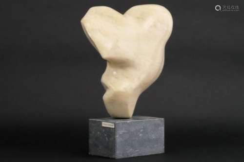 VINDEVOGEL ETIENNE (° 1946) sculptuur in marmer getiteld 